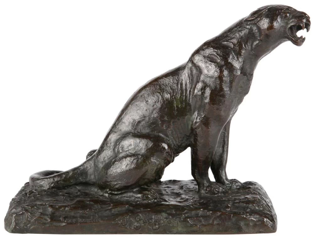 Pantera bronzea ruggente